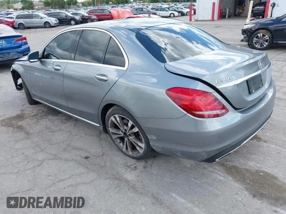 ✅ 2016 Mercedes-Benz C 300 • VIN: 55SWF4KB2GU110802 • Лот: 43080809. Опубликован ранее на IAAI с пробегом 128 584 миль. Бесплатный доступ к архиву аукционных продаж из США и подробный отчёт об истории автомобиля на DreamBid. Изображение 3.