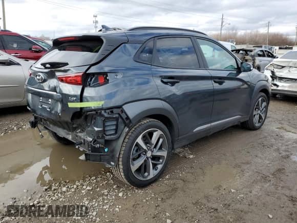 2020 Hyundai Kona Ultimate z VIN KM8K53A5XLU533617, wystawiony jako Copart lot #35856913 z przebiegiem 16 090 mil mil oraz . Historia ofert i sprzedaży dostępna na DreamBid. Obrazek 3.
