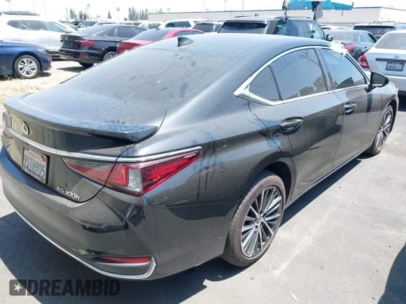 ✅ 2025 Lexus ES 300h • VIN: 58ADA1C1XSU063910 • Lot: 42584958. Listed on IAAI with 8,026 mi. Free auction sales archive from the USA and detailed vehicle history report at DreamBid. Image 4.