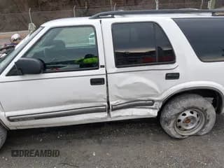 ✅ 1999 Chevrolet Blazer LS • VIN: 1GNDT13W0X2207959 • Lot: 41480348. Wystawiony na IAAI z przebiegiem 220 877 mil. Bezpłatny archiwum sprzedaży aukcyjnych z USA i szczegółowy raport historii pojazdu na DreamBid. Zdjęcie 6.
