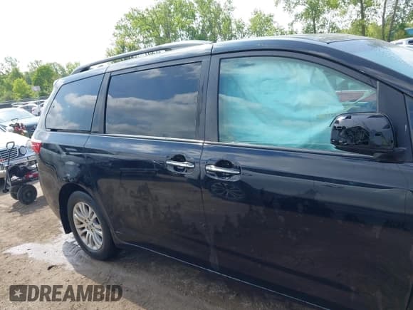 ✅ 2017 Toyota Sienna XLE Auto Access Seat • VIN: 5TDYZ3DC6HS875509 • Lot: 42367524. Listed on IAAI with 169,345 mi. Free auction sales archive from the USA and detailed vehicle history report at DreamBid. Image 14.