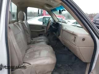 2003 Chevrolet Silverado 2500 z VIN 1GBGC24U33Z314907, wystawiony jako IAAI lot #41410324 z przebiegiem 258 293 mil mil oraz . Historia ofert i sprzedaży dostępna na DreamBid. Obrazek 5.