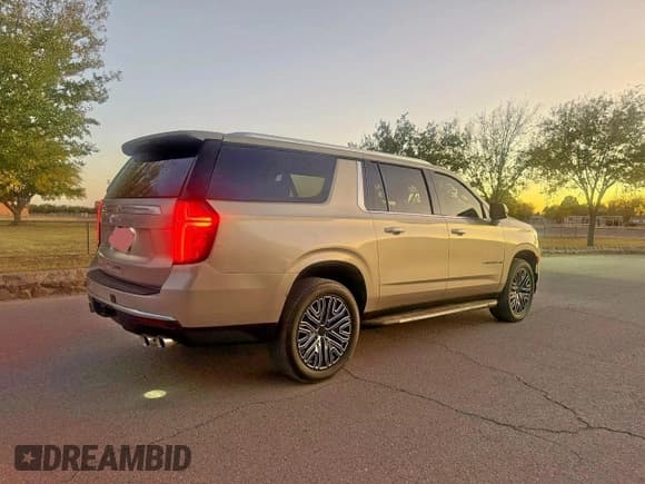 ✅ 2021 Chevrolet Suburban High Country • VIN: 1GNSKGKL6MR296606 • Lot: 92537975. Wystawiony na Copart z przebiegiem 28 328 mil. Bezpłatny archiwum sprzedaży aukcyjnych z USA i szczegółowy raport historii pojazdu na DreamBid. Zdjęcie 4.