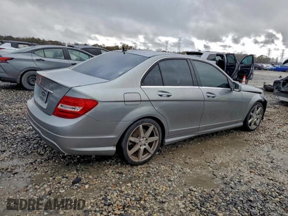 ✅ 2014 Mercedes-Benz C 250 Sport • VIN: WDDGF4HB0EA959111 • Лот: 94277425. Опубликован ранее на Copart с пробегом 124 737 миль. Бесплатный доступ к архиву аукционных продаж из США и подробный отчёт об истории автомобиля на DreamBid. Изображение 3.