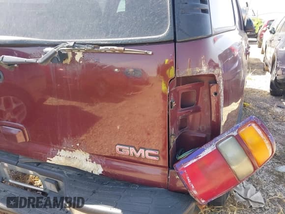 ✅ 2000 GMC Yukon SLT • VIN: 1GKEK13T7YJ121601 • Lot: 41626265. Wystawiony na IAAI z przebiegiem 270 737 mil. Bezpłatny archiwum sprzedaży aukcyjnych z USA i szczegółowy raport historii pojazdu na DreamBid. Zdjęcie 18.