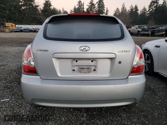 2007 Hyundai Accent GS z VIN KMHCM36C27U014985, wystawiony jako Copart lot #83150244 z przebiegiem 151 948 mil mil oraz Czysty tytuł • Clean title. Historia ofert i sprzedaży dostępna na DreamBid. Obrazek 6.