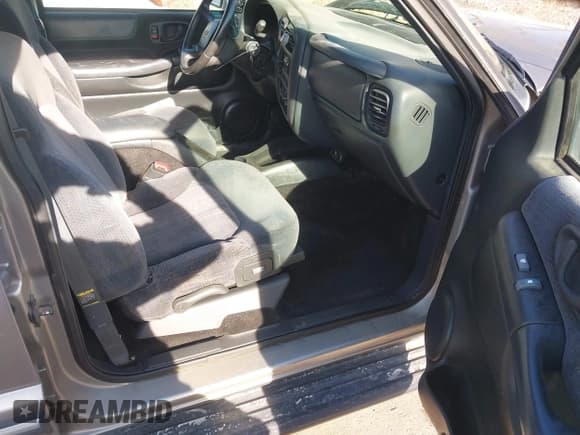 ✅ 2001 Chevrolet Blazer LT • VIN: 1GNDT13W712120082 • Lot: 41132238. Wystawiony na IAAI z przebiegiem 109 196 mil. Bezpłatny archiwum sprzedaży aukcyjnych z USA i szczegółowy raport historii pojazdu na DreamBid. Zdjęcie 5.