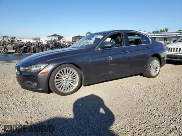 2013 BMW 3 Series 328i с VIN WBA3C1C51DF437409, выставлен на аукционе Copart как лот 90362105 с пробегом 139 830 миль миль и Списание • Salvage title. История ставок и продаж доступна на DreamBid. Изображение 1.