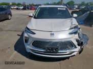 ✅ 2024 Buick Encore GX Avenir • VIN: KL4AMFSL9RB017071 • Lot: 52003565. Wystawiony na Copart z przebiegiem 8 013 mil. Bezpłatny archiwum sprzedaży aukcyjnych z USA i szczegółowy raport historii pojazdu na DreamBid. Zdjęcie 5.