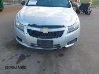 2012 Chevrolet Cruze LS z VIN 1G1PD5SH5C7325539, wystawiony jako IAAI lot #43399155 z przebiegiem 153 081 mil mil oraz . Historia ofert i sprzedaży dostępna na DreamBid. Obrazek 6.