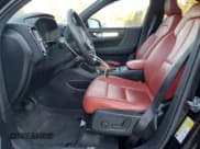 ✅ 2019 Volvo XC40 Momentum • VIN: YV4162UK3K2053144 • Lot: 93447295. Wystawiony na Copart z przebiegiem 68 243 mil. Bezpłatny archiwum sprzedaży aukcyjnych z USA i szczegółowy raport historii pojazdu na DreamBid. Zdjęcie 7.