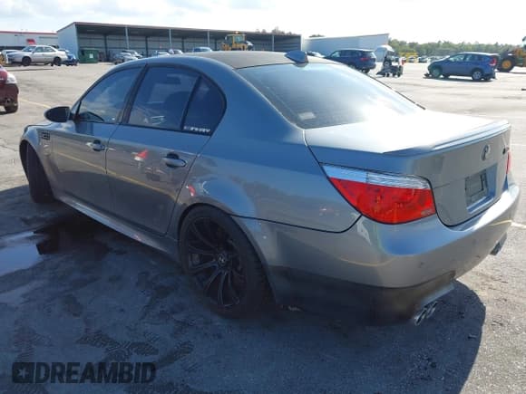 ✅ 2008 BMW 5 Series M5 • VIN: WBSNB93518CX08742 • Lot: 43300781. Wystawiony na IAAI z przebiegiem 118 017 mil. Bezpłatny archiwum sprzedaży aukcyjnych z USA i szczegółowy raport historii pojazdu na DreamBid. Zdjęcie 3.