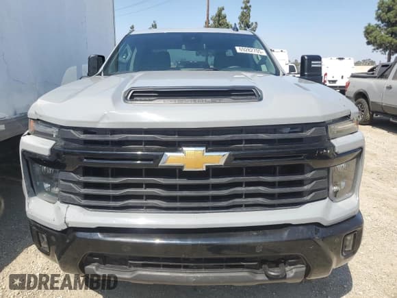 ✅ 2025 Chevrolet Silverado 2500HD Custom • VIN: 2GC4KME74S1148409 • Lot: 69282705. Wystawiony na Copart z przebiegiem 7 666 mil. Bezpłatny archiwum sprzedaży aukcyjnych z USA i szczegółowy raport historii pojazdu na DreamBid. Zdjęcie 5.
