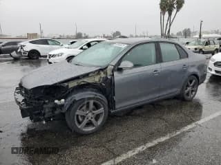 ✅ 2009 Volkswagen Jetta S • VIN: 3VWJZ71K49M151031 • Lot: 93944675. Wystawiony na Copart z przebiegiem 153 975 mil. Bezpłatny archiwum sprzedaży aukcyjnych z USA i szczegółowy raport historii pojazdu na DreamBid. Zdjęcie 1.