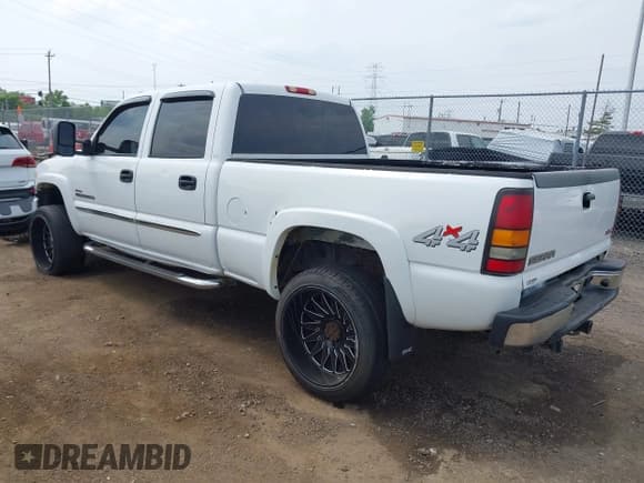 ✅ 2005 GMC Sierra 2500HD SLT • VIN: 1GTHK23255F811576 • Lot: 42496815. Listed on IAAI with 285,652 mi. Free auction sales archive from the USA and detailed vehicle history report at DreamBid. Image 3.