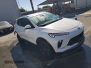 ✅ 2024 Buick Encore GX Sport Touring • VIN: KL4AMESL7RB088747 • Lot: 81698675. Wystawiony na Copart z przebiegiem Nie podano. Bezpłatny archiwum sprzedaży aukcyjnych z USA i szczegółowy raport historii pojazdu na DreamBid. Zdjęcie 4.