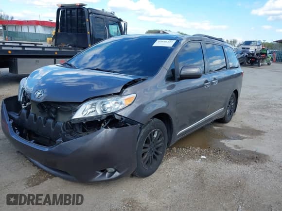✅ 2017 Toyota Sienna XLE Auto Access Seat • VIN: 5TDYZ3DC0HS816861 • Lot: 42040429. Listed on IAAI with 117,247 mi. Free auction sales archive from the USA and detailed vehicle history report at DreamBid. Image 2.