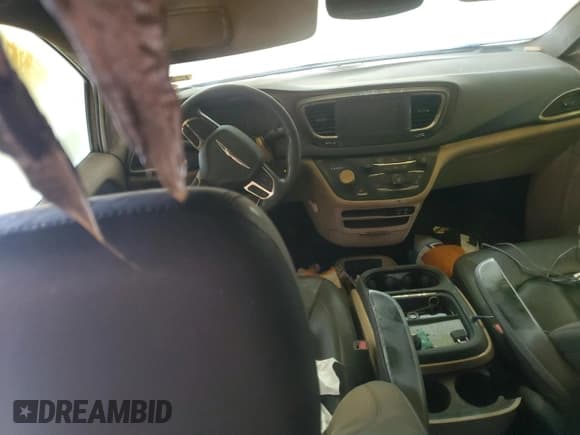 ✅ 2019 Chrysler Pacifica Touring L • VIN: 2C4RC1BG2KR626074 • Lot: 68841935. Wystawiony na Copart z przebiegiem Nie podano. Bezpłatny archiwum sprzedaży aukcyjnych z USA i szczegółowy raport historii pojazdu na DreamBid. Zdjęcie 8.