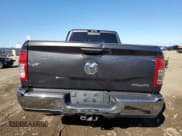 ✅ 2023 Ram 3500 Tradesman • VIN: 3C63R3GL4PG649883 • Lot: 82329555. Wystawiony na Copart z przebiegiem 121 660 mil. Bezpłatny archiwum sprzedaży aukcyjnych z USA i szczegółowy raport historii pojazdu na DreamBid. Zdjęcie 6.