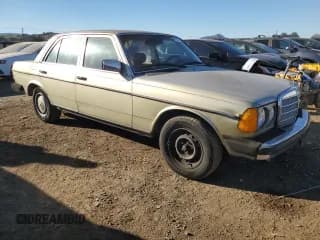 ✅ 1981 Mercedes-Benz 240 • VIN: WDBAB23A2BB270366 • Lot: 41907105. Wystawiony na Copart z przebiegiem 243 494 mil. Bezpłatny archiwum sprzedaży aukcyjnych z USA i szczegółowy raport historii pojazdu na DreamBid. Zdjęcie 4.