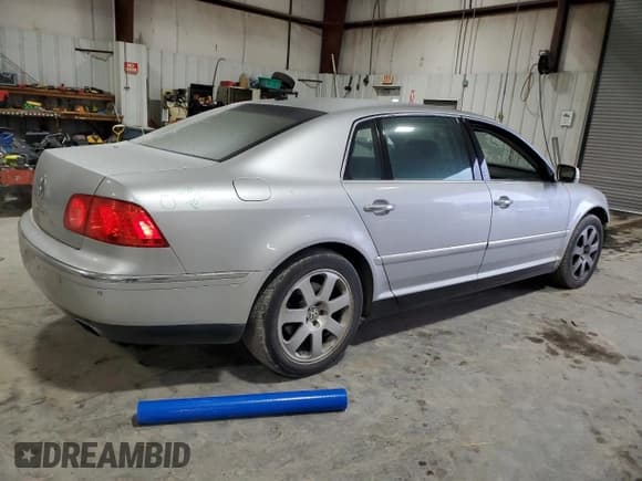 ✅ 2004 Volkswagen Phaeton V8 • VIN: WVWAF63D348007164 • Lot: 45347815. Listed on Copart with 141,934 mi. Free auction sales archive from the USA and detailed vehicle history report at DreamBid. Image 3.