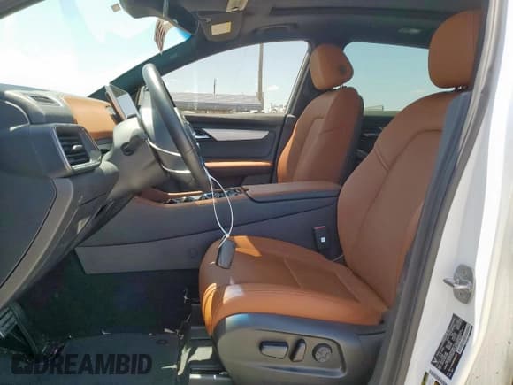 ✅ 2024 VinFast VF 8 Plus • VIN: RLLV1AFA6RH004423 • Lot: 64814695. Wystawiony na Copart z przebiegiem 8 863 mil. Bezpłatny archiwum sprzedaży aukcyjnych z USA i szczegółowy raport historii pojazdu na DreamBid. Zdjęcie 7.