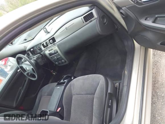 2012 Chevrolet Impala Police Police z VIN 2G1WD5E37C1202978, wystawiony jako IAAI lot #42106770 z przebiegiem 198 664 mil mil oraz . Historia ofert i sprzedaży dostępna na DreamBid. Obrazek 5.