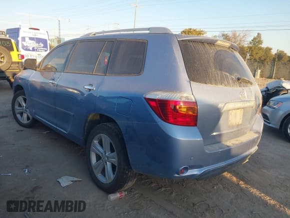 ✅ 2010 Toyota Highlander Limited • VIN: 5TDYK3EHXAS017769 • Lot: 43690947. Listed on IAAI with 155,694 mi. Free auction sales archive from the USA and detailed vehicle history report at DreamBid. Image 3.