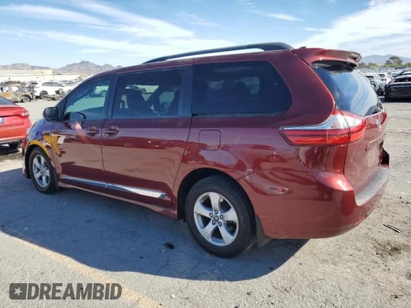 ✅ 2018 Toyota Sienna LE • VIN: 5TDKZ3DC5JS947442 • Лот: 90902985. Опубликован ранее на Copart с пробегом 103 495 миль. Бесплатный доступ к архиву аукционных продаж из США и подробный отчёт об истории автомобиля на DreamBid. Изображение 2.