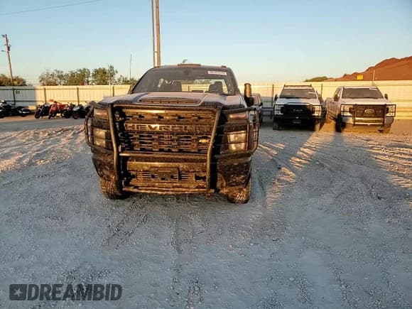 ✅ 2021 Chevrolet Silverado 2500HD Custom • VIN: 1GC4YME72MF190975 • Lot: 85331215. Wystawiony na Copart z przebiegiem 109 047 mil. Bezpłatny archiwum sprzedaży aukcyjnych z USA i szczegółowy raport historii pojazdu na DreamBid. Zdjęcie 13.