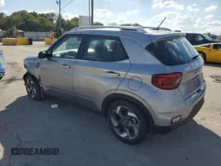 2025 Hyundai Venue SEL z VIN KMHRC8A37SU377891, wystawiony jako Copart lot #81901755 z przebiegiem 2 710 mil mil oraz Szkoda całkowita • Salvage title. Historia ofert i sprzedaży dostępna na DreamBid. Obrazek 2.