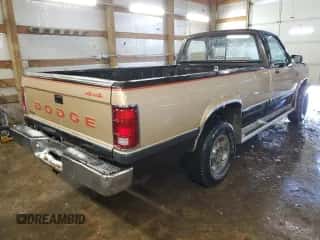 1990 Dodge Dakota z VIN 1B7GG26X9LS666745, wystawiony jako Copart lot #44703175 z przebiegiem 121 682 mil mil oraz Szkoda całkowita • Salvage title. Historia ofert i sprzedaży dostępna na DreamBid. Obrazek 3.
