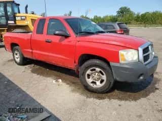 2005 Dodge Dakota ST z VIN 1D7HE22K85S241322, wystawiony jako Copart lot #69746814 z przebiegiem 133 737 mil mil oraz Czysty tytuł • Clean title. Historia ofert i sprzedaży dostępna na DreamBid. Obrazek 4.