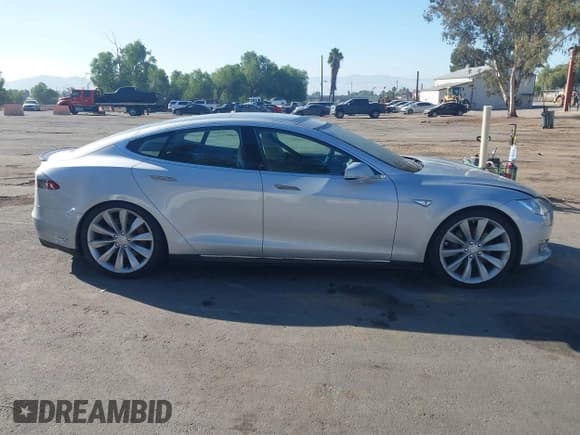 ✅ 2013 Tesla Model S Performance • VIN: 5YJSA1DP6DFP20977 • Lot: 43634841. Wystawiony na IAAI z przebiegiem Nie podano. Bezpłatny archiwum sprzedaży aukcyjnych z USA i szczegółowy raport historii pojazdu na DreamBid. Zdjęcie 12.
