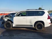 ✅ 2022 Lexus GX 460 • VIN: JTJKM7BX2N5320024 • Lot: 43440335. Wystawiony na IAAI z przebiegiem 26 128 mil. Bezpłatny archiwum sprzedaży aukcyjnych z USA i szczegółowy raport historii pojazdu na DreamBid. Zdjęcie 15.
