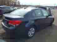 2015 Chevrolet Cruze LS z VIN 1G1PA5SG1F7150629, wystawiony jako IAAI lot #43615286 z przebiegiem 83 703 mil mil oraz . Historia ofert i sprzedaży dostępna na DreamBid. Obrazek 4.