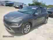 ✅ 2022 Hyundai Kona SEL • VIN: KM8K32AB1NU914152 • Lot: 59475723. Wystawiony na Copart z przebiegiem 1 285 mil mil. Skorzystaj z bezpłatnego archiwum sprzedaży aukcyjnych z USA i zobacz szczegółowy raport historii pojazdu na DreamBid. Zdjęcie 1.