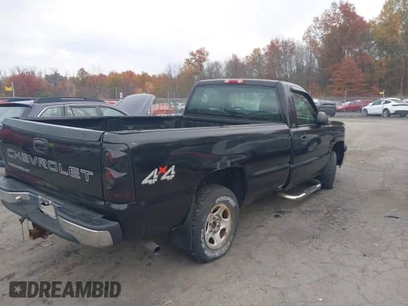 2003 Chevrolet Silverado 1500 Work Truck z VIN 1GCEK14V13E181533, wystawiony jako IAAI lot #43577970 z przebiegiem 78 238 mil mil oraz . Historia ofert i sprzedaży dostępna na DreamBid. Obrazek 4.