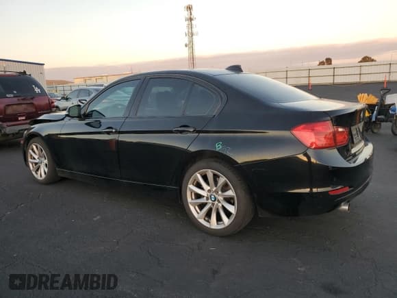 ✅ 2015 BMW 3 Series 320i • VIN: WBA3B1G51FNT07328 • Lot: 92061555. Wystawiony na Copart z przebiegiem 91 759 mil. Bezpłatny archiwum sprzedaży aukcyjnych z USA i szczegółowy raport historii pojazdu na DreamBid. Zdjęcie 2.