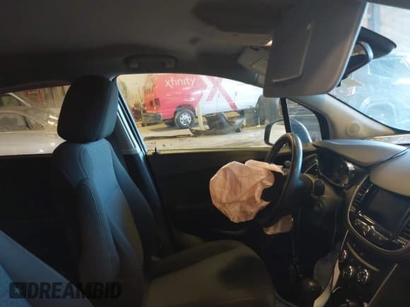 ✅ 2020 Chevrolet Trax LS • VIN: KL7CJKSB8LB088953 • Lot: 43392952. Wystawiony na IAAI z przebiegiem 90 707 mil. Bezpłatny archiwum sprzedaży aukcyjnych z USA i szczegółowy raport historii pojazdu na DreamBid. Zdjęcie 5.