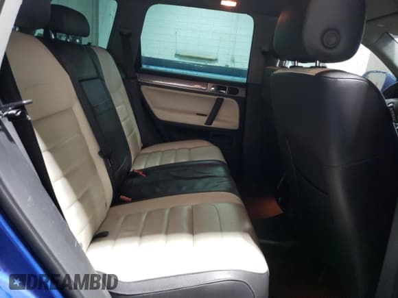 ✅ 2010 Volkswagen Touareg V6 • VIN: WVGFK7A99AD000952 • Lot: 60677825. Wystawiony na Copart z przebiegiem 231 845 mil. Bezpłatny archiwum sprzedaży aukcyjnych z USA i szczegółowy raport historii pojazdu na DreamBid. Zdjęcie 11.