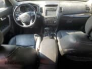 ✅ 2015 Kia Sorento SX Limited • VIN: 5XYKWDA70FG615094 • Lot: 63788535. Wystawiony na Copart z przebiegiem 165 815 mil. Bezpłatny archiwum sprzedaży aukcyjnych z USA i szczegółowy raport historii pojazdu na DreamBid. Zdjęcie 8.