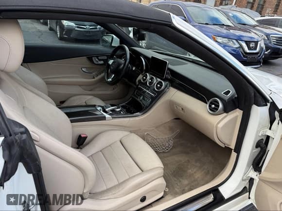 ✅ 2018 Mercedes-Benz C 300 • VIN: WDDWK4JB7JF621901 • Lot: 43612727. Wystawiony na IAAI z przebiegiem 90 324 mil. Bezpłatny archiwum sprzedaży aukcyjnych z USA i szczegółowy raport historii pojazdu na DreamBid. Zdjęcie 5.