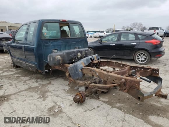 ✅ 1999 Ford F-250 XL • VIN: 1FTNX21L8XEC14950 • Lot: 46689625. Listed on Copart with 195,289 mi. Free auction sales archive from the USA and detailed vehicle history report at DreamBid. Image 2.