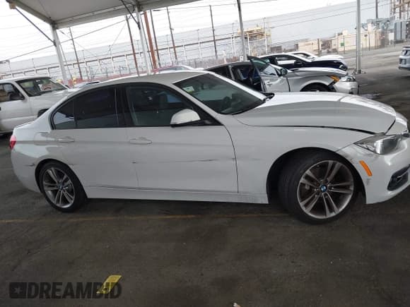 ✅ 2016 BMW 3 Series 328i • VIN: WBA8E9G51GNT46305 • Lot: 43367894. Wystawiony na IAAI z przebiegiem 103 377 mil. Bezpłatny archiwum sprzedaży aukcyjnych z USA i szczegółowy raport historii pojazdu na DreamBid. Zdjęcie 13.