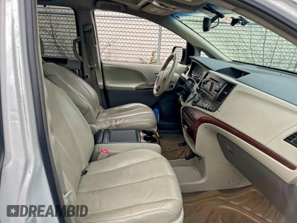 ✅ 2014 Toyota Sienna XLE • VIN: 5TDYK3DC6ES422166 • Lot: 96002275. Wystawiony na Copart z przebiegiem 200 131 mil. Bezpłatny archiwum sprzedaży aukcyjnych z USA i szczegółowy raport historii pojazdu na DreamBid. Zdjęcie 5.