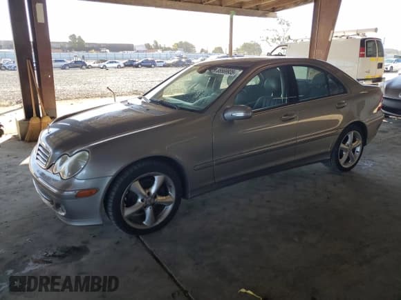 ✅ 2005 Mercedes-Benz C 320 • VIN: WDBRF64J65F672627 • Lot: 85569935. Wystawiony na Copart z przebiegiem 142 084 mil. Bezpłatny archiwum sprzedaży aukcyjnych z USA i szczegółowy raport historii pojazdu na DreamBid. Zdjęcie 1.