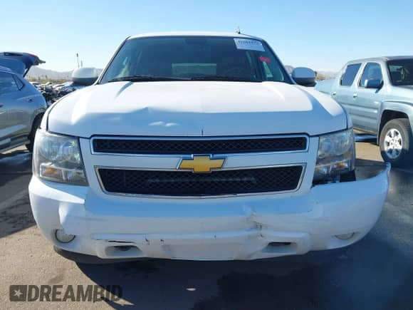 2014 Chevrolet Suburban LT z VIN 1GNSKJE75ER212434, wystawiony jako IAAI lot #41681972 z przebiegiem 381 890 mil mil oraz . Historia ofert i sprzedaży dostępna na DreamBid. Obrazek 12.