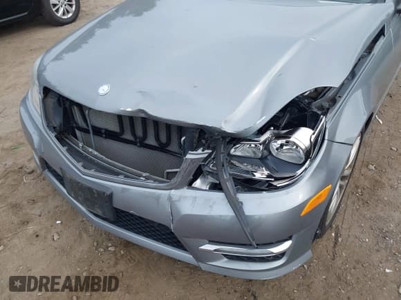 ✅ 2012 Mercedes-Benz C 300 Sport • VIN: WDDGF8BB5CR225904 • Lot: 43010982. Wystawiony na IAAI z przebiegiem 90 115 mil. Bezpłatny archiwum sprzedaży aukcyjnych z USA i szczegółowy raport historii pojazdu na DreamBid. Zdjęcie 6.