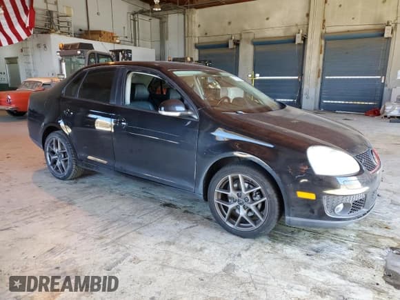 ✅ 2010 Volkswagen Jetta Limited Edition • VIN: 3VWAZ7AJXAM107563 • Лот: 68003905. Опубликован ранее на Copart с пробегом 158 616 миль. Бесплатный доступ к архиву аукционных продаж из США и подробный отчёт об истории автомобиля на DreamBid. Изображение 4.